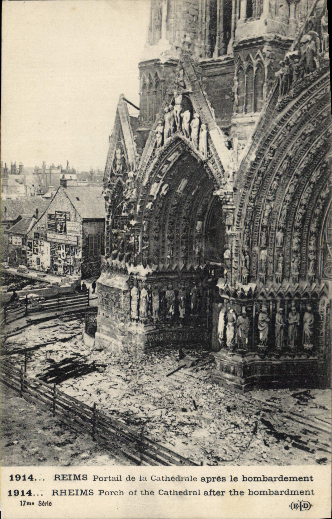 CPA Militaria Reims Portail de la cathedrale apres le bombardement 