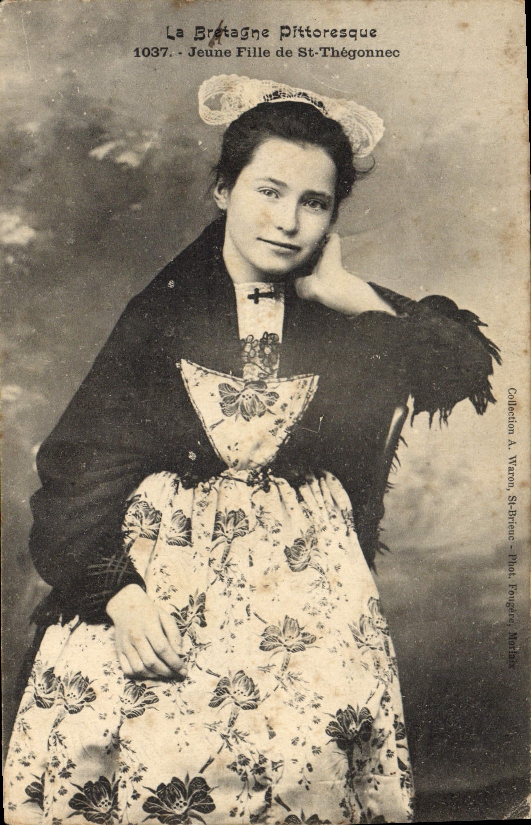 CPA Folklore La Bretagne Pittoresque jeune fille de St Thegonnec 