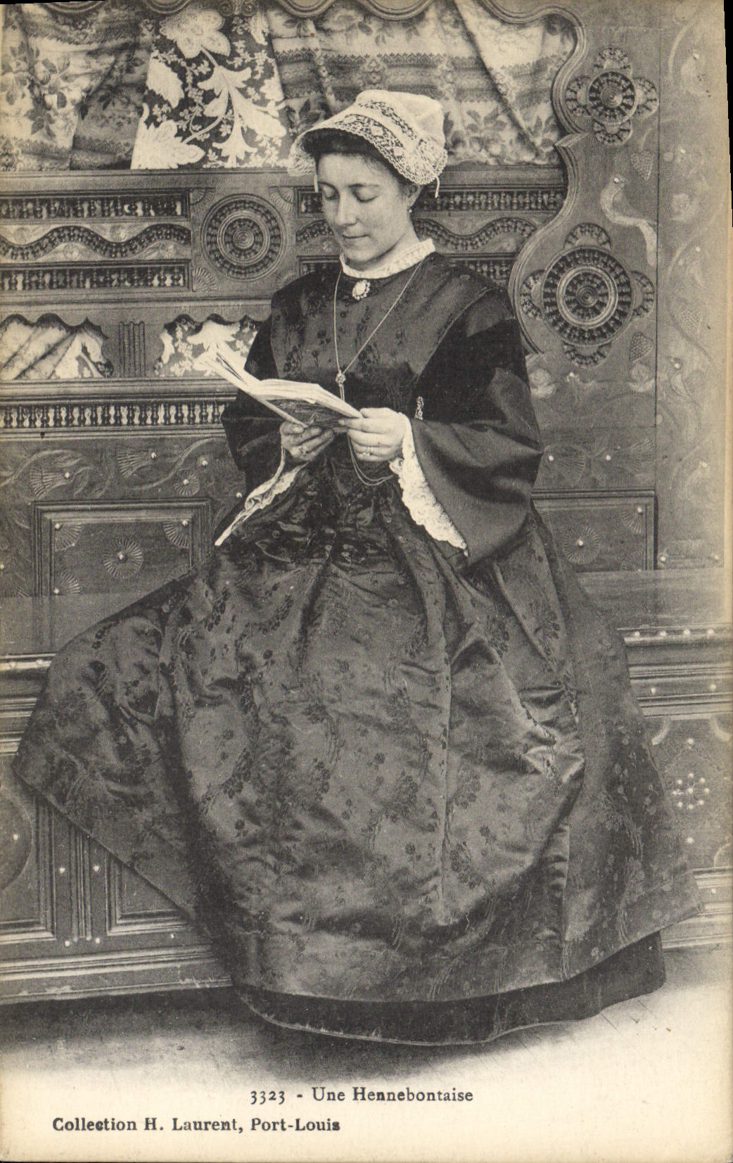 CPA Folklore Une Hennebontaise 