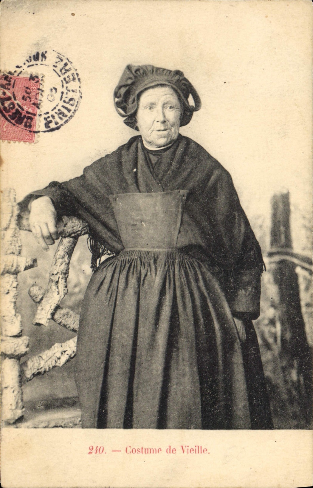 CPA Folklore Costume de vieille 