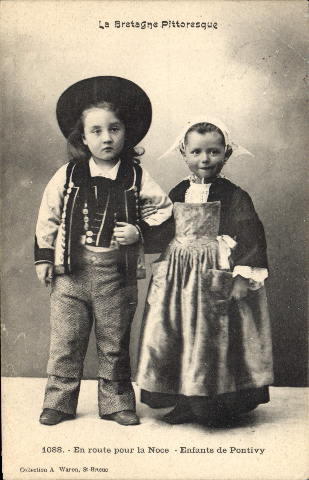 CPA Folklore La Bretagne Pittoresque En route pour la noce Enfants de pontivy 