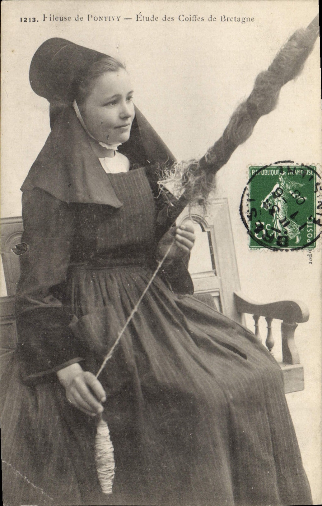 CPA Folklore Fileuse de Pontivy Etude des Coiffes de bretagne