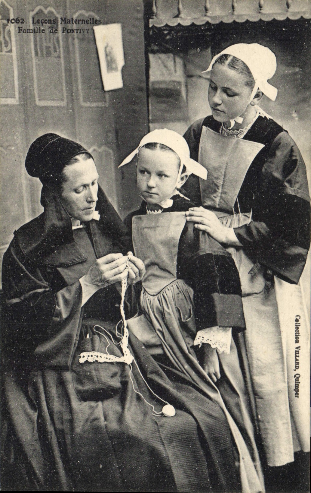 CPA Folklore Lecons Maternelles famille de Pontivy 
