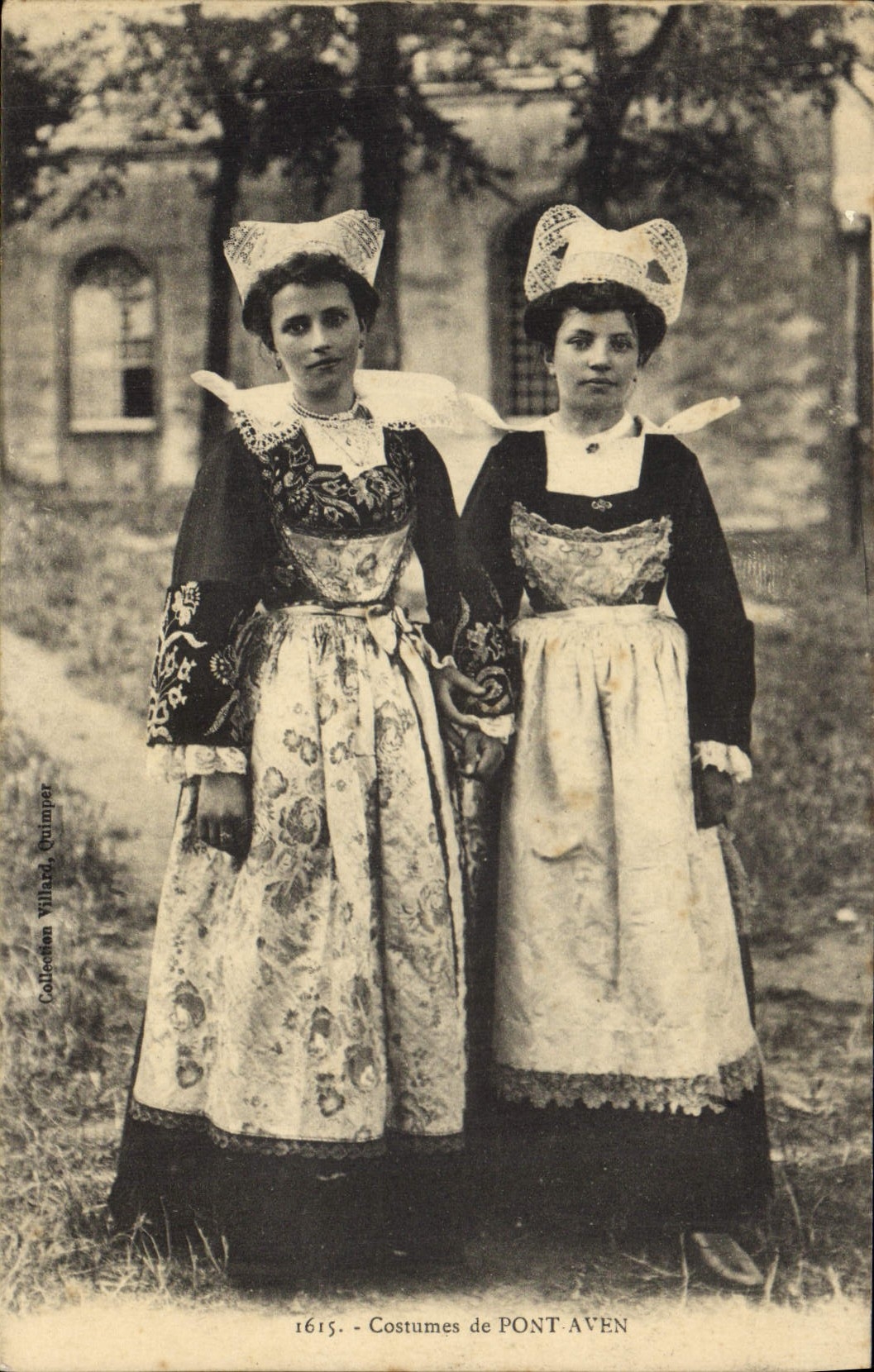 CPA Folklore Costumes de Pont Aven 