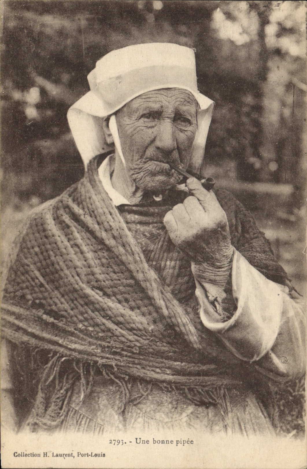 CPA Folklore Une bonne pipee 