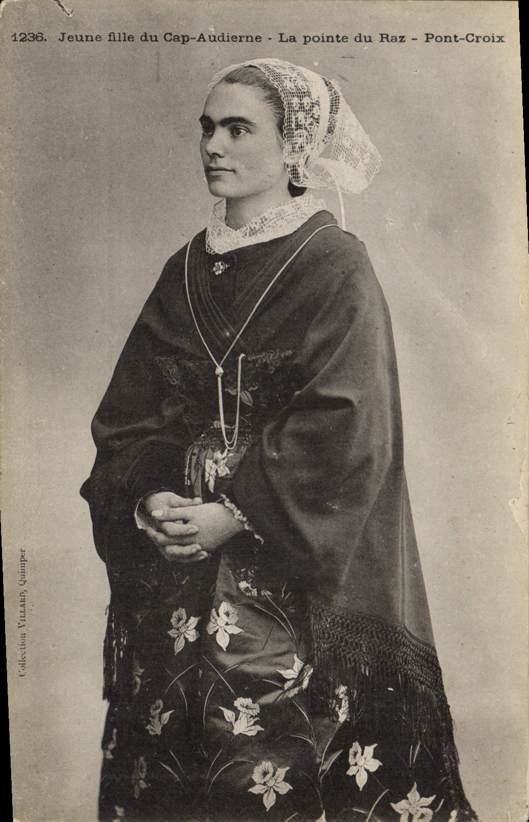 CPA Folklore Jeune fille du cap audierne la pointe du Raz Pont Croix 