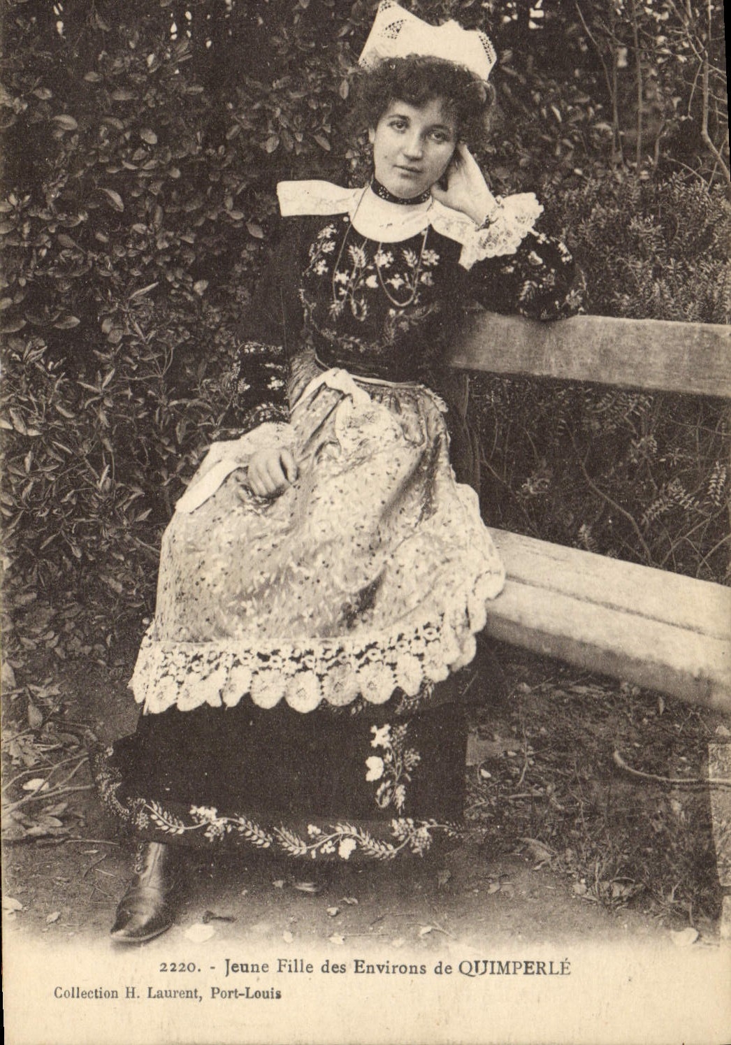 CPA Folklore Jeune Fille des Environs de Quimperle 