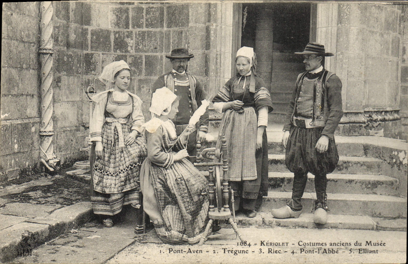 CPA Folklore Keriolet costumes anciens du musee Pont Aven Tregunc Riec Pont L'Abbe Elliant