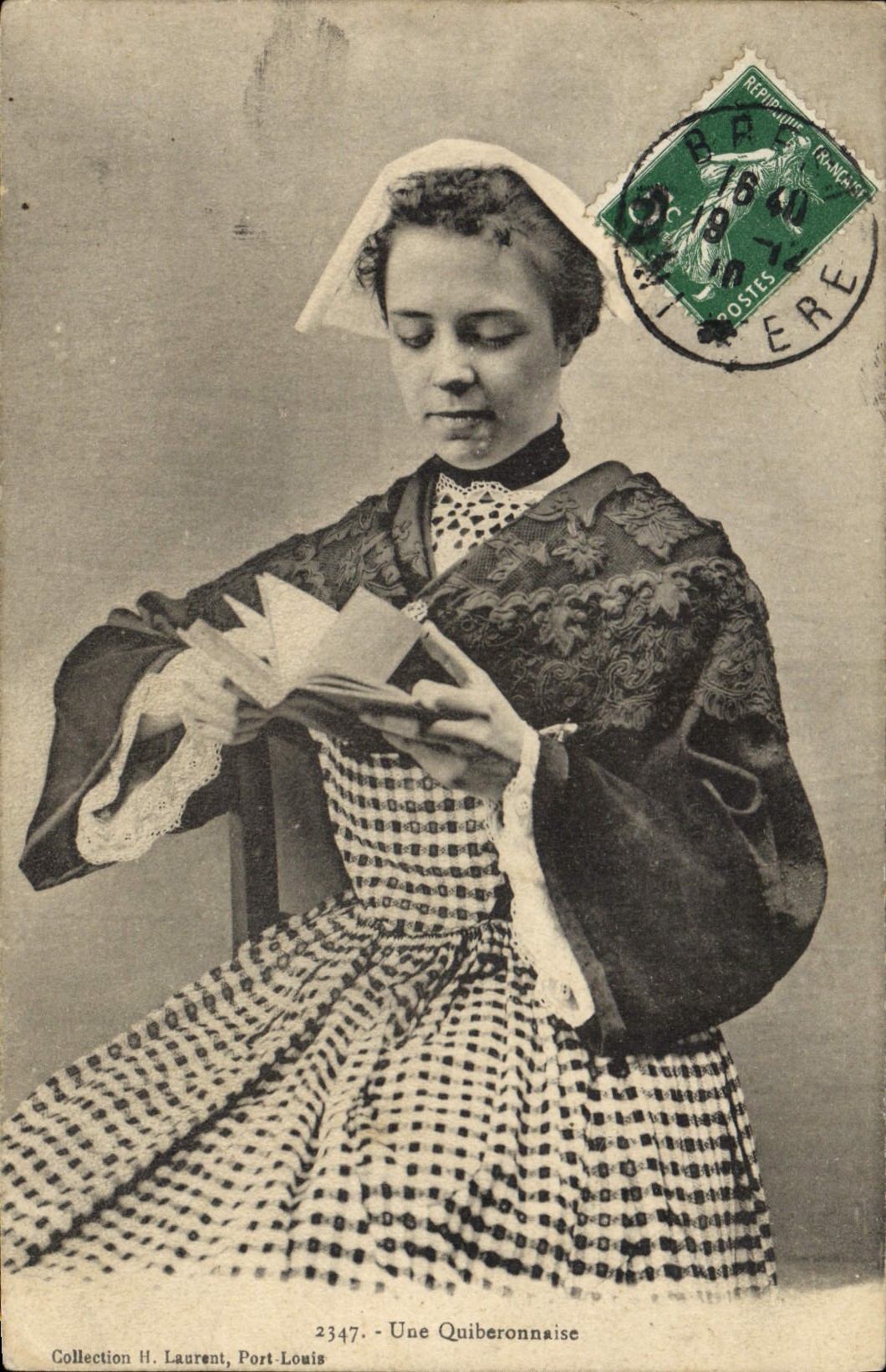 CPA Folklore Une Quiberonnaise 