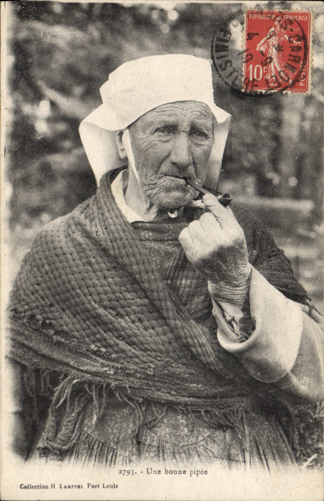 CPA Folklore Une bonne pipee 