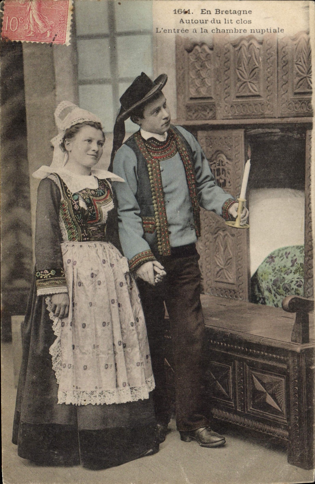 CPA Folklore En Bretagne Autour du lit clos L'entree a la chambre nuptiale 