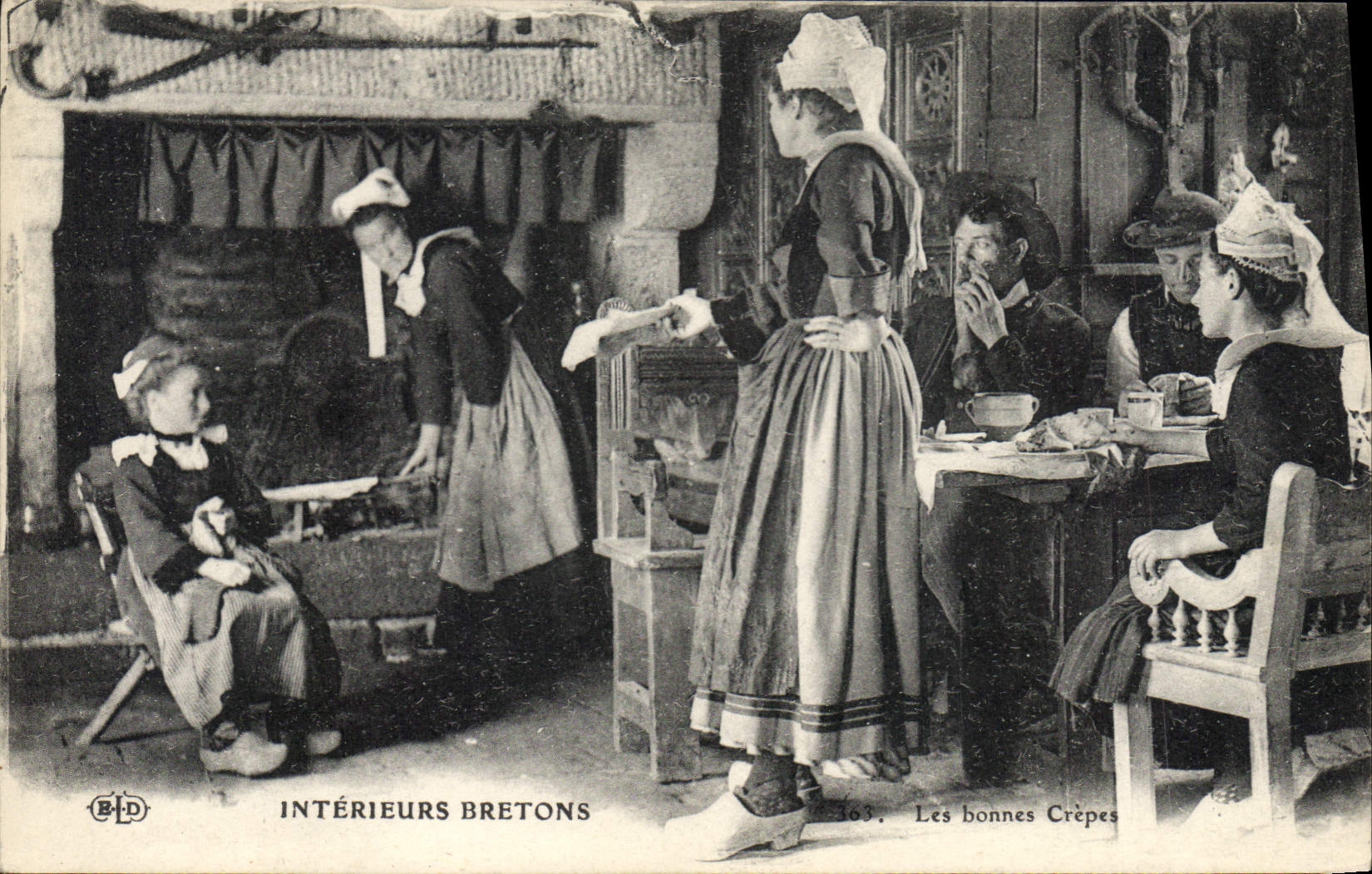 CPA Folklore Interieurs Bretons Les bonnes crepes