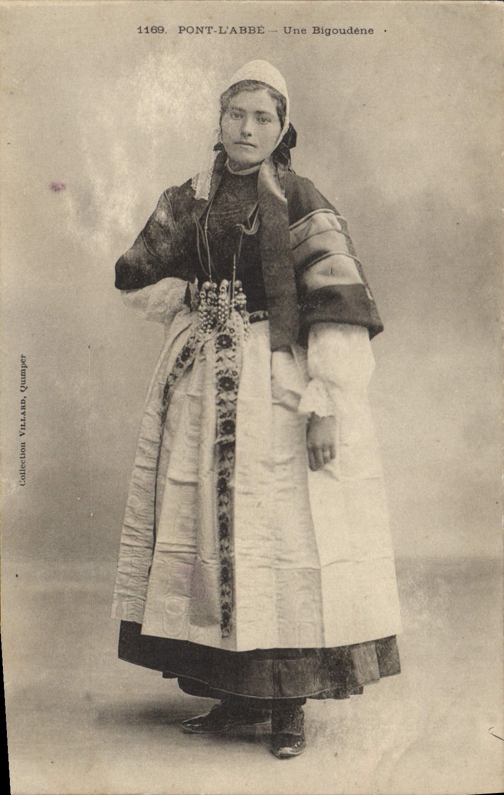 CPA Folklore Pont L'Abbe Une Bigoudene 