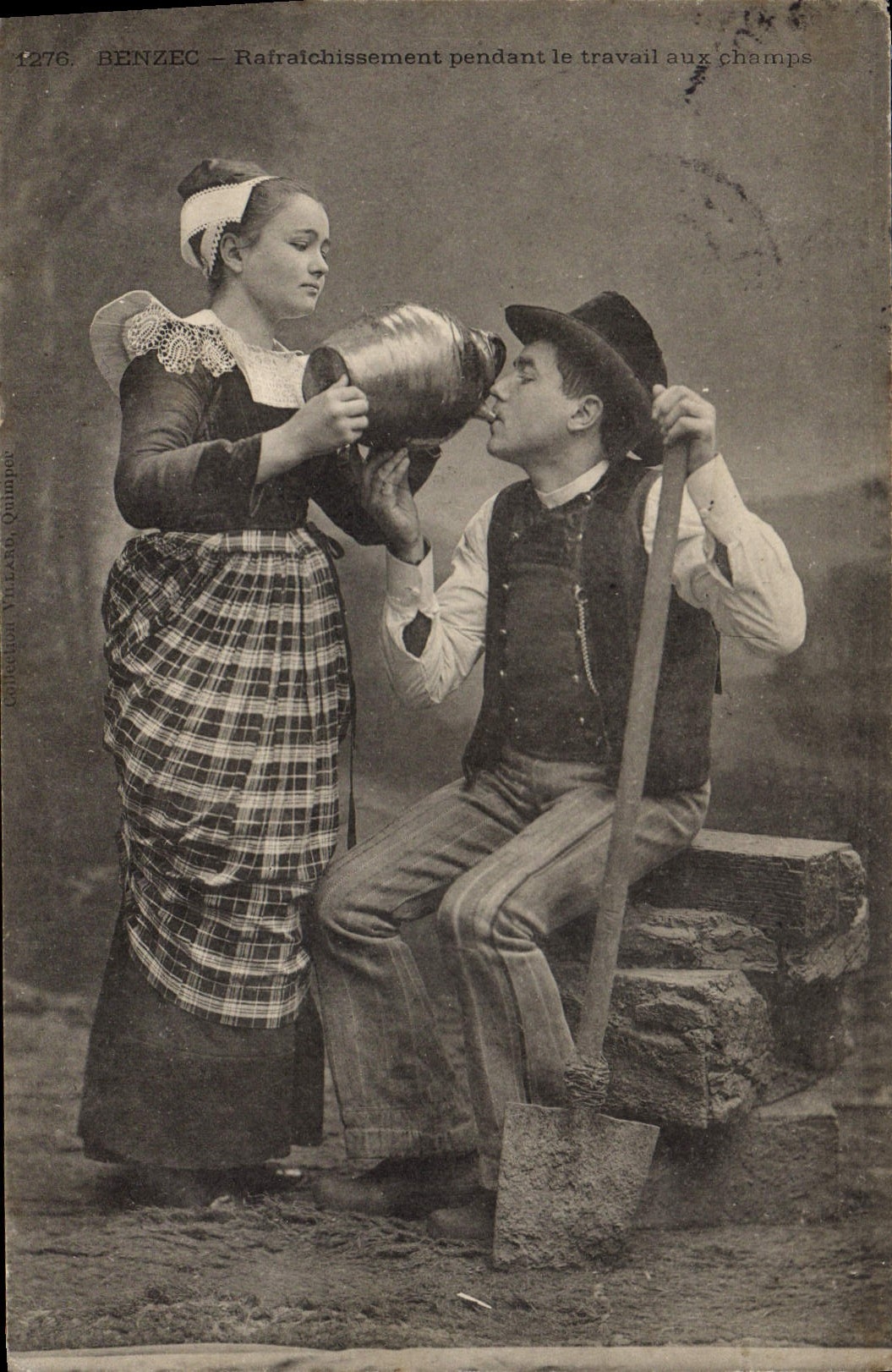 CPA Folklore Beuzec Rafraichissement pendant le Travail aux Champs 