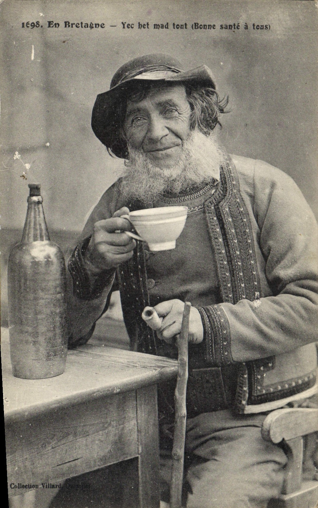 CPA Folklore En Bretagne Bonne sante a tous 