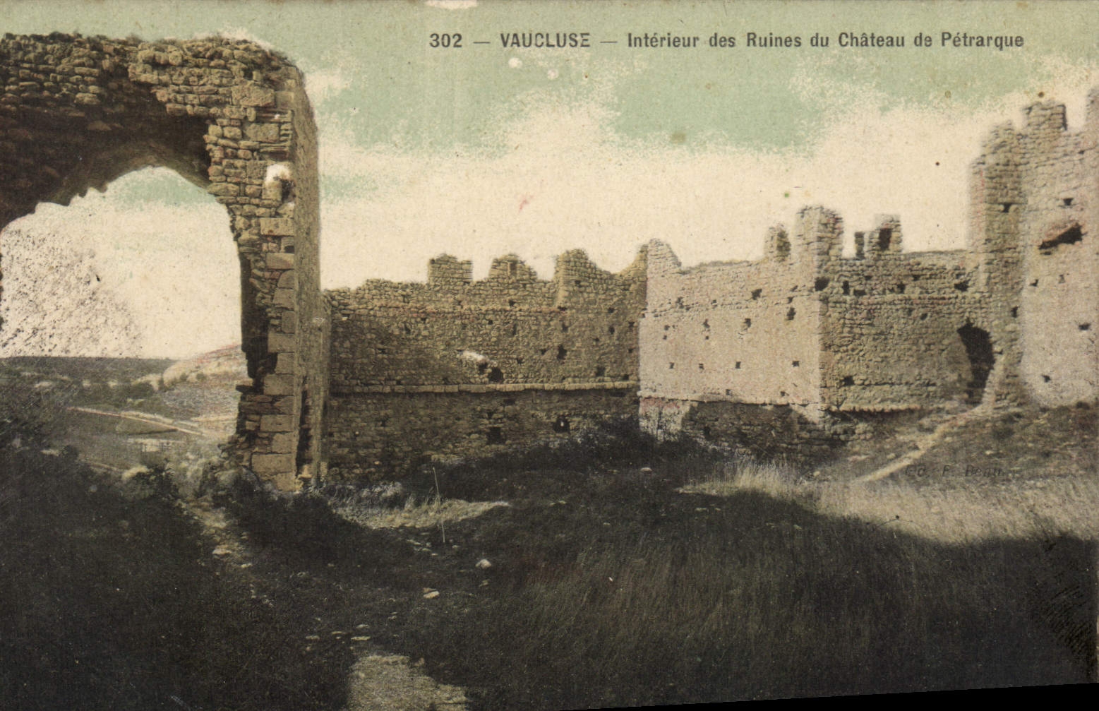 CPA Vaucluse Interieur des Ruines du Chateau de Petrarque