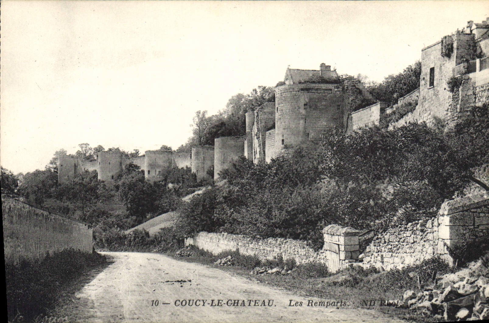 CPA Coucy le chateau les Remparts 