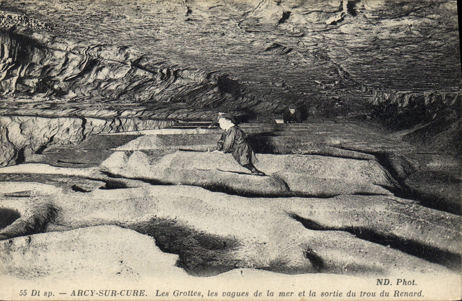 CPA Arcy sur cure les grottes les vagues de la mer et la sortie du trou du renard