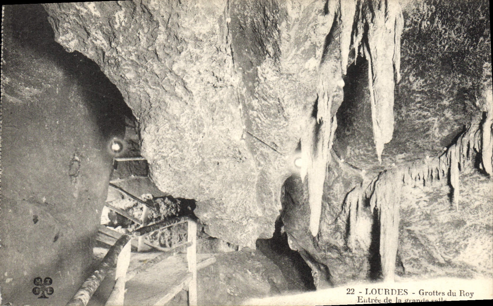 CPA Lourdes Grottes du Roy Entree de la grande salle