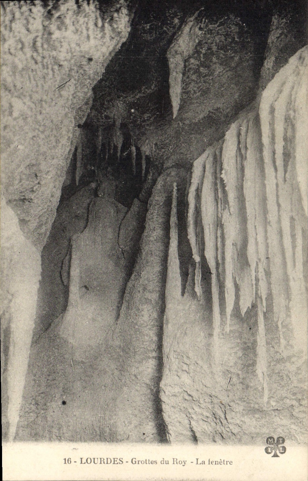 CPA Lourdes Grottes du Roy la fenetre