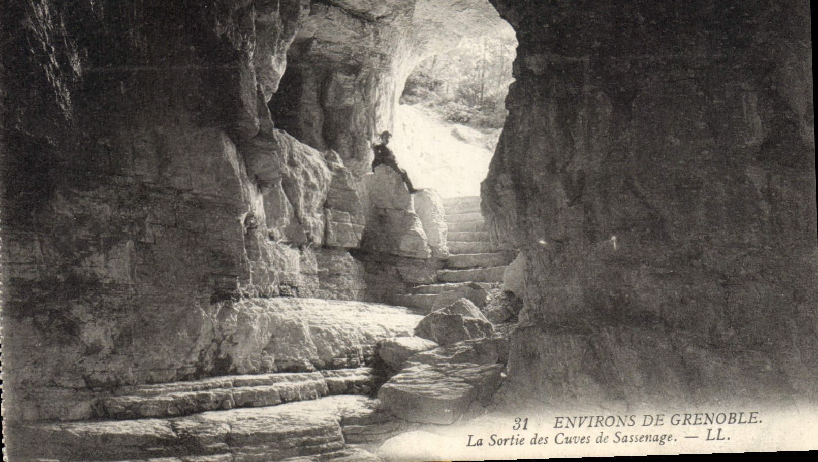 CPA Environs de Gerenoble La sortie des Cuves de Sassenage