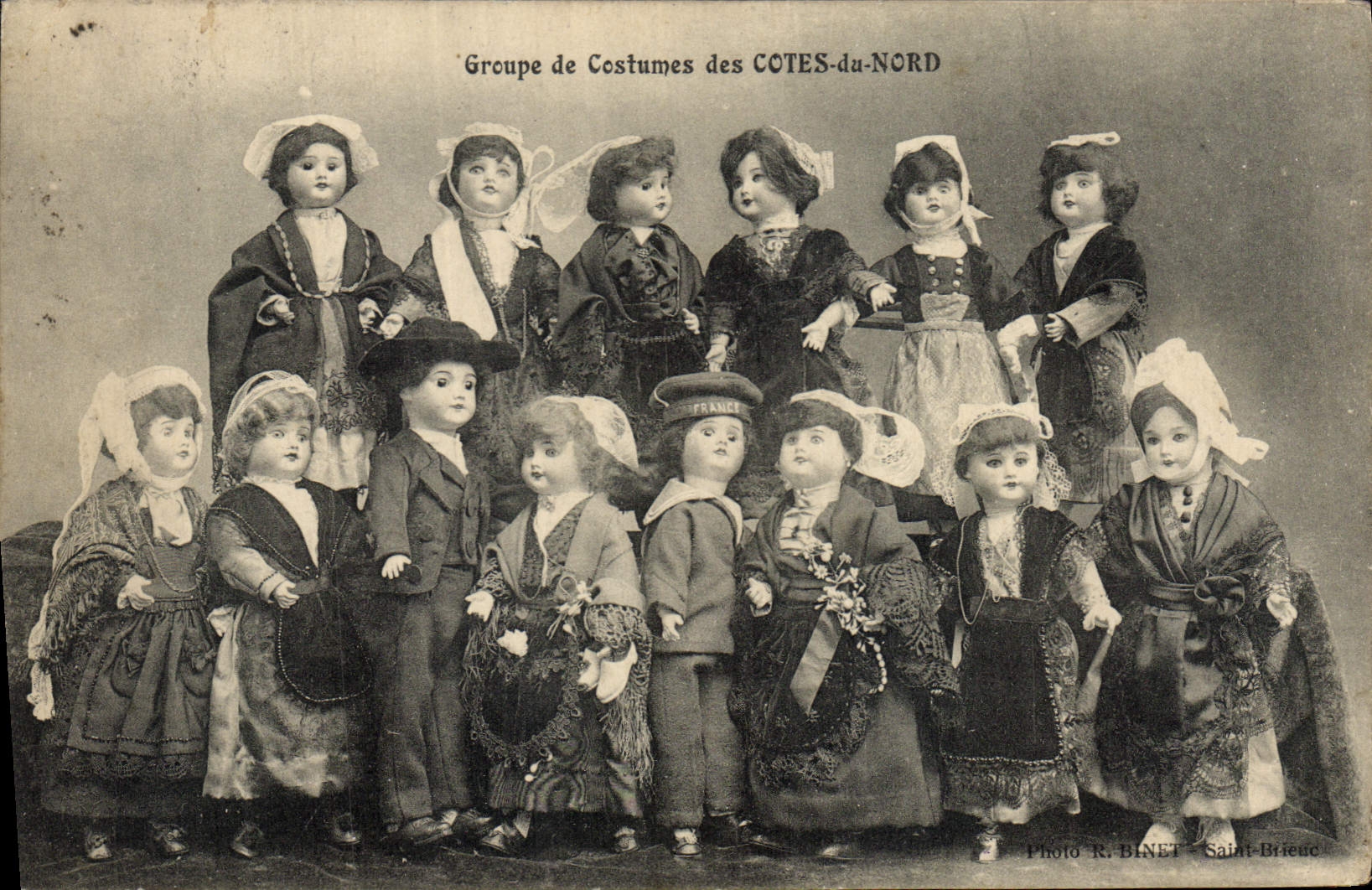CPA Poupee Groupe de costumes des Cotes du Nord 