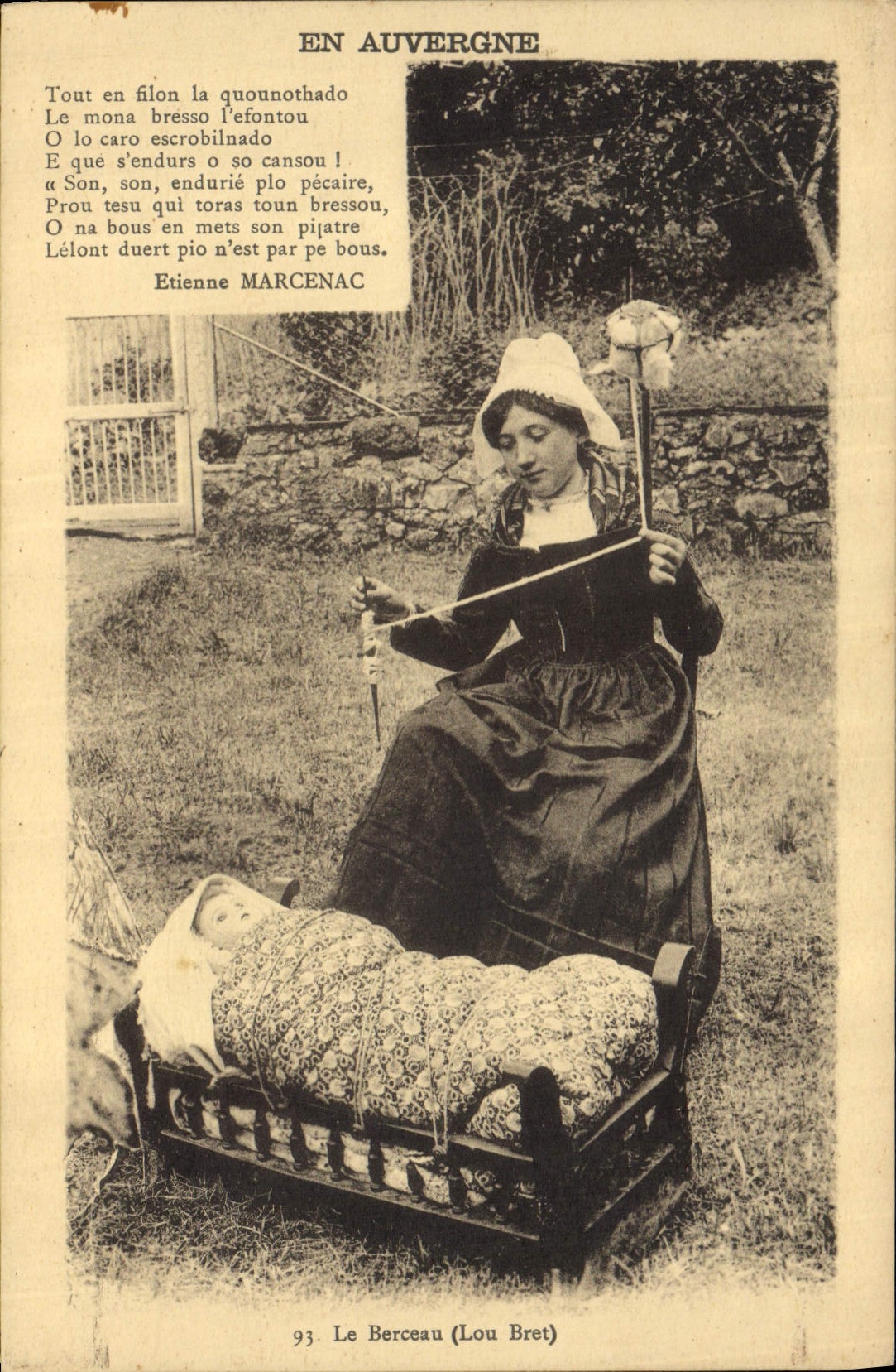 CPA Poupee En Auvergne Le berceau lou bret 