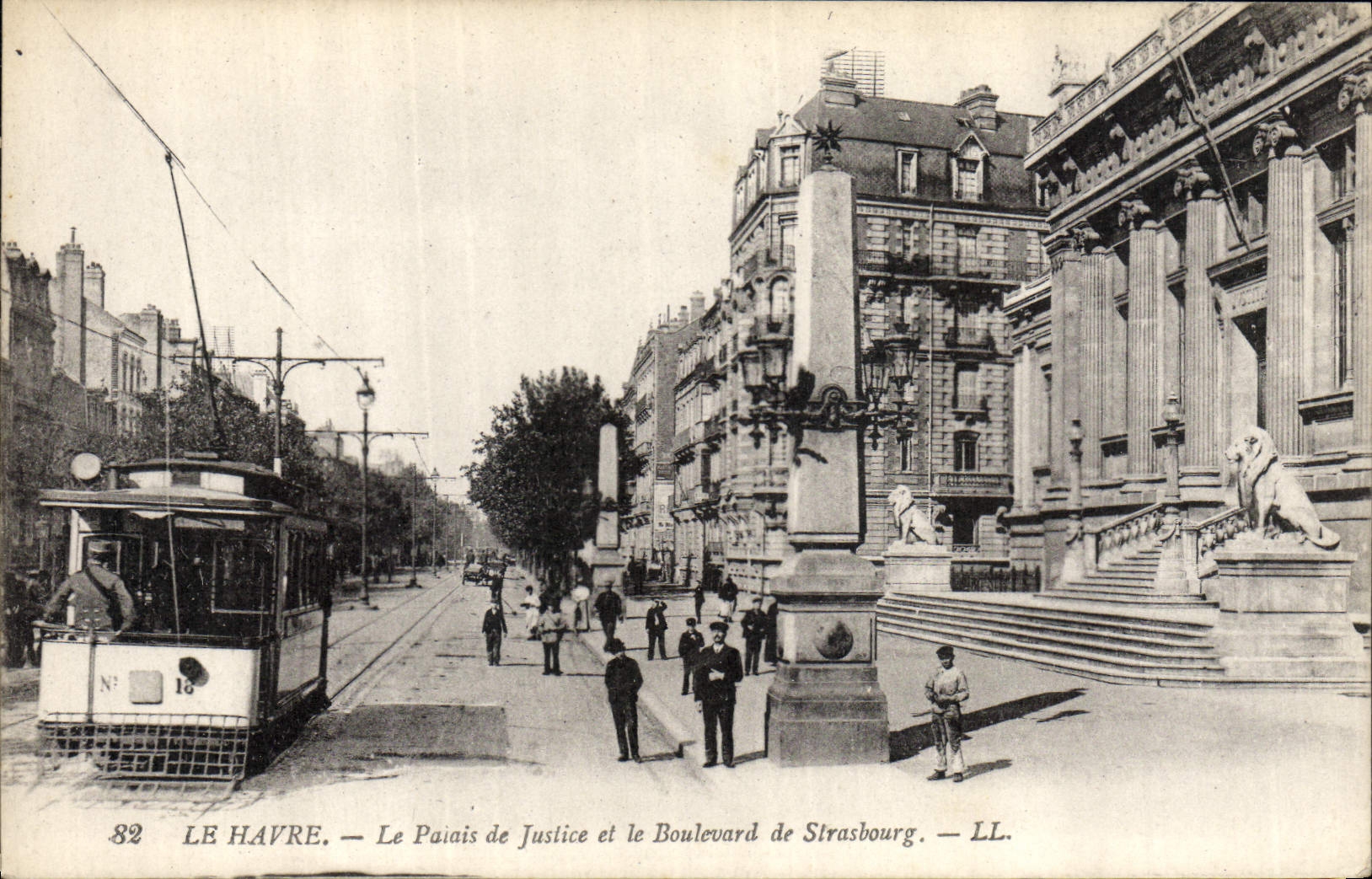 CPA Le Havre Palais de Justice et le Boulevard de Strasbourg Tramway 