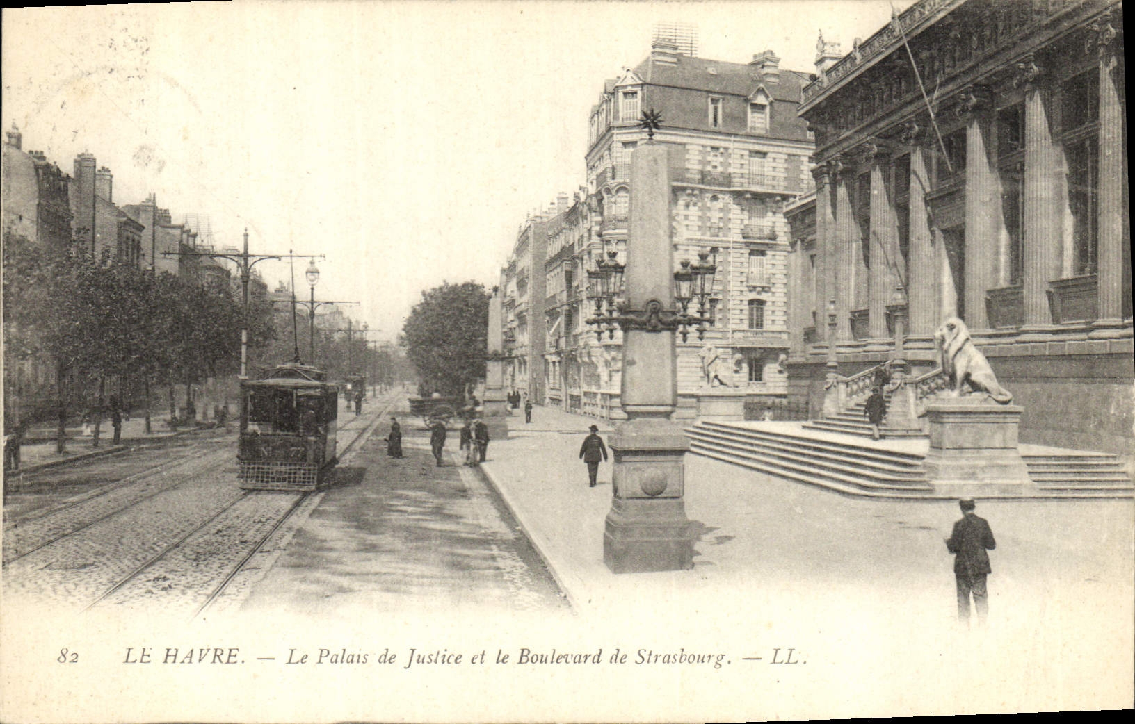 CPA Le Havre Palais de Justice et le Boulevard de Strasbourg Tramway
