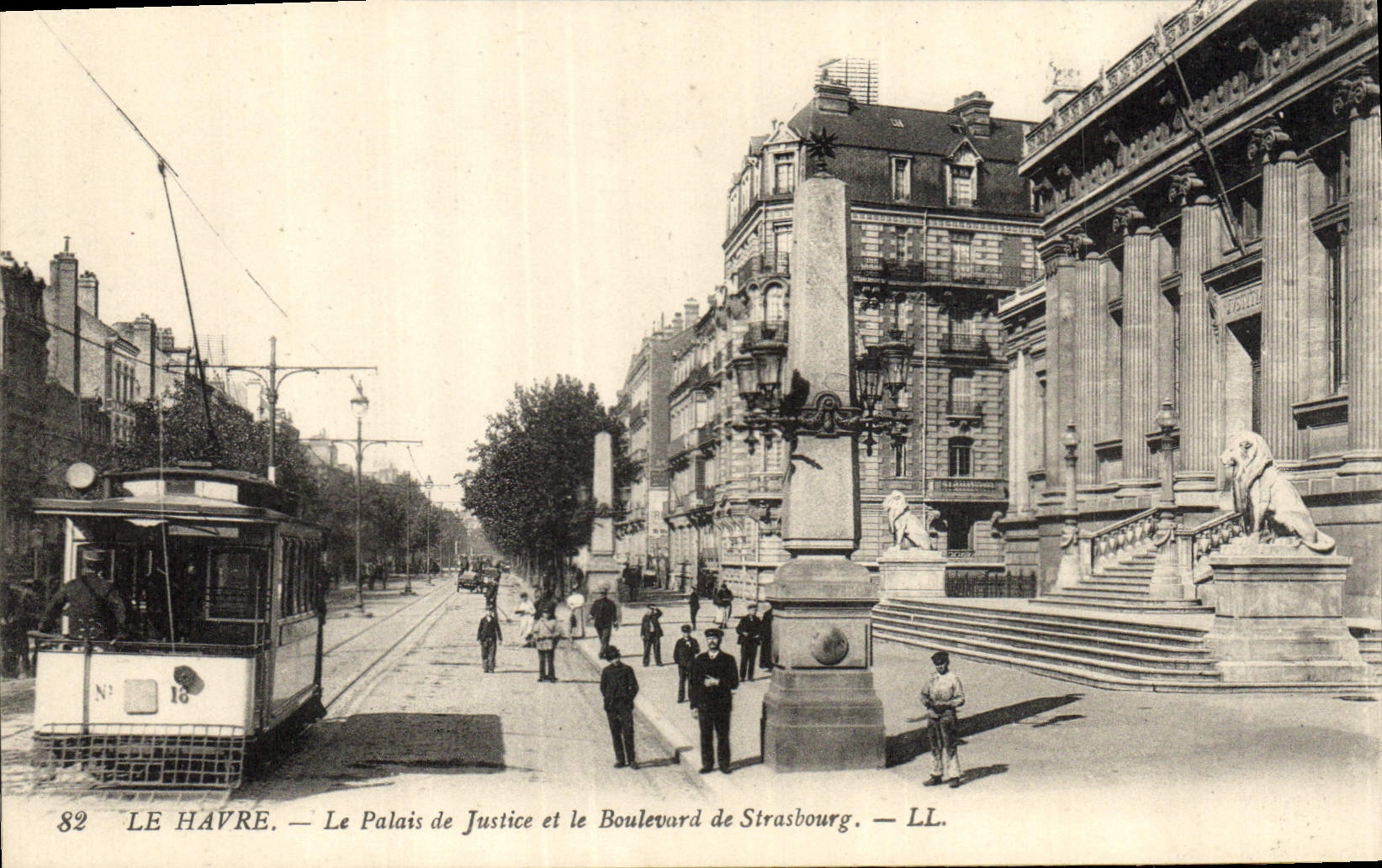 CPA Le Havre Palais de Justice et le Boulevard de Strasbourg Tramway