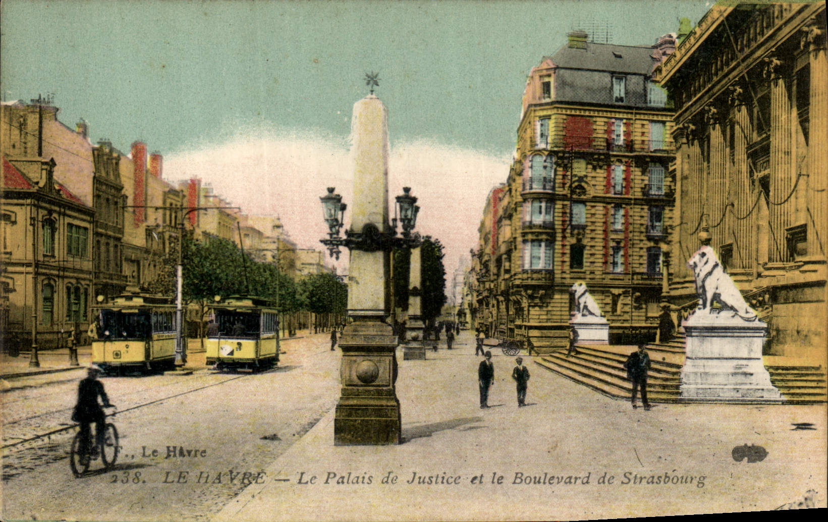 CPA Le Havre Palais de Justice et le Boulevard de Strasbourg Tramway