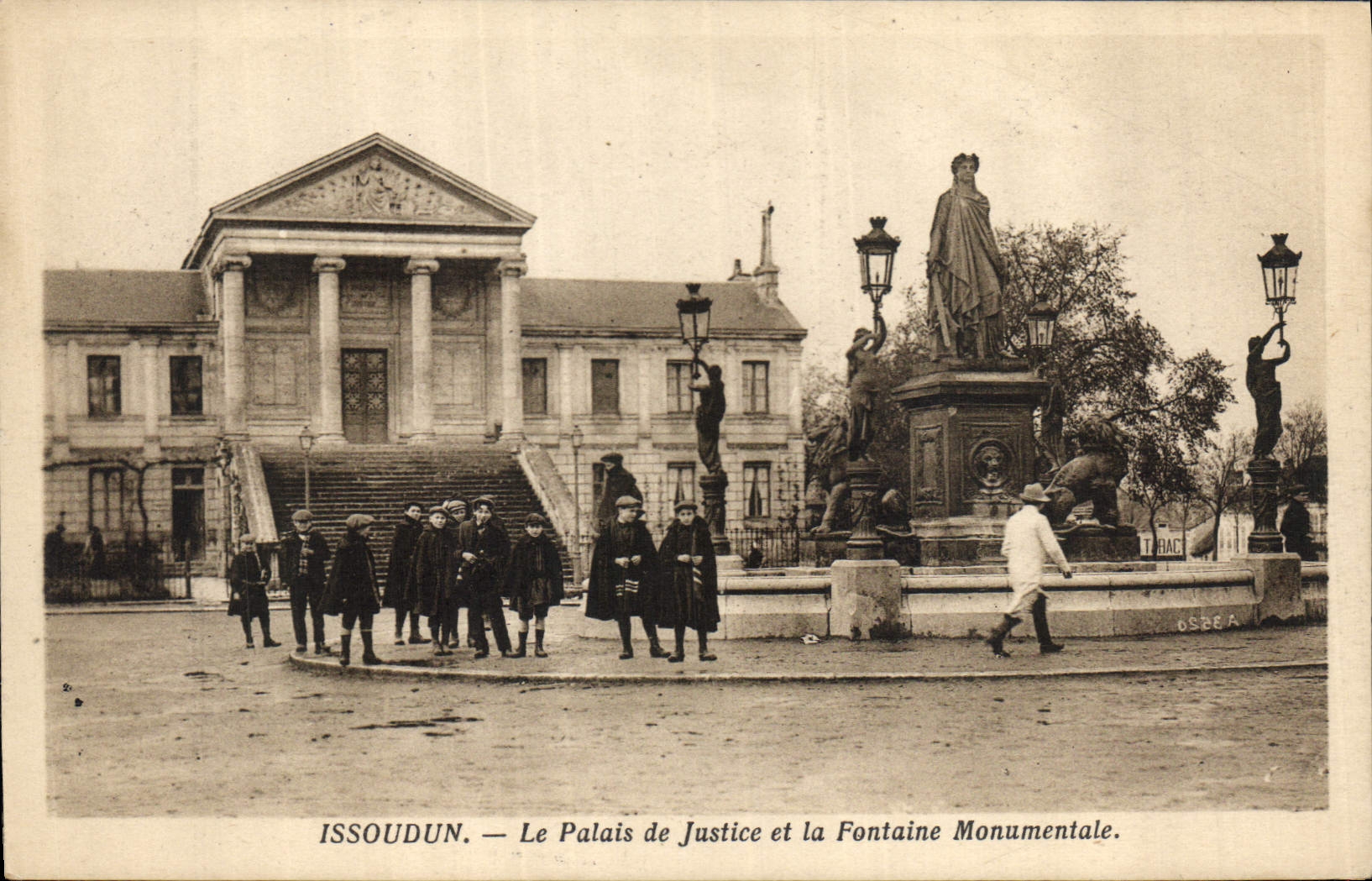 CPA Issoudun Le Palais de Justice et la Fontaine Monumentale