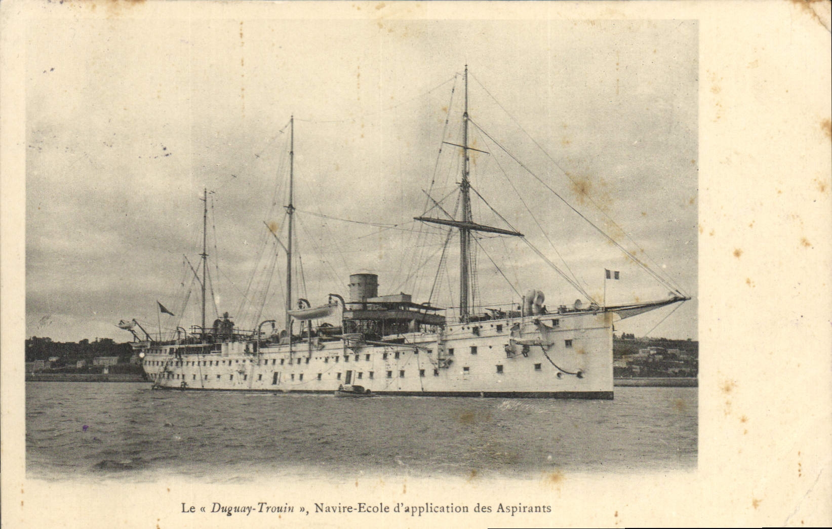 CPA Bateau de guerre Le Duguay Trouin Navire Ecole d'application des Aspirants
