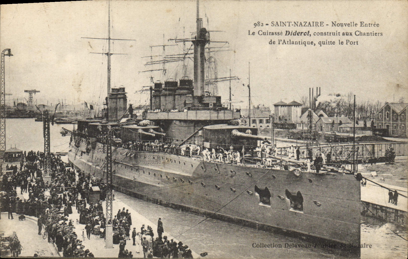 CPA Bateau de guerre Saint Nazaire nouvelle entree La Cuirasse Diderot construit aux Chantiers de l'