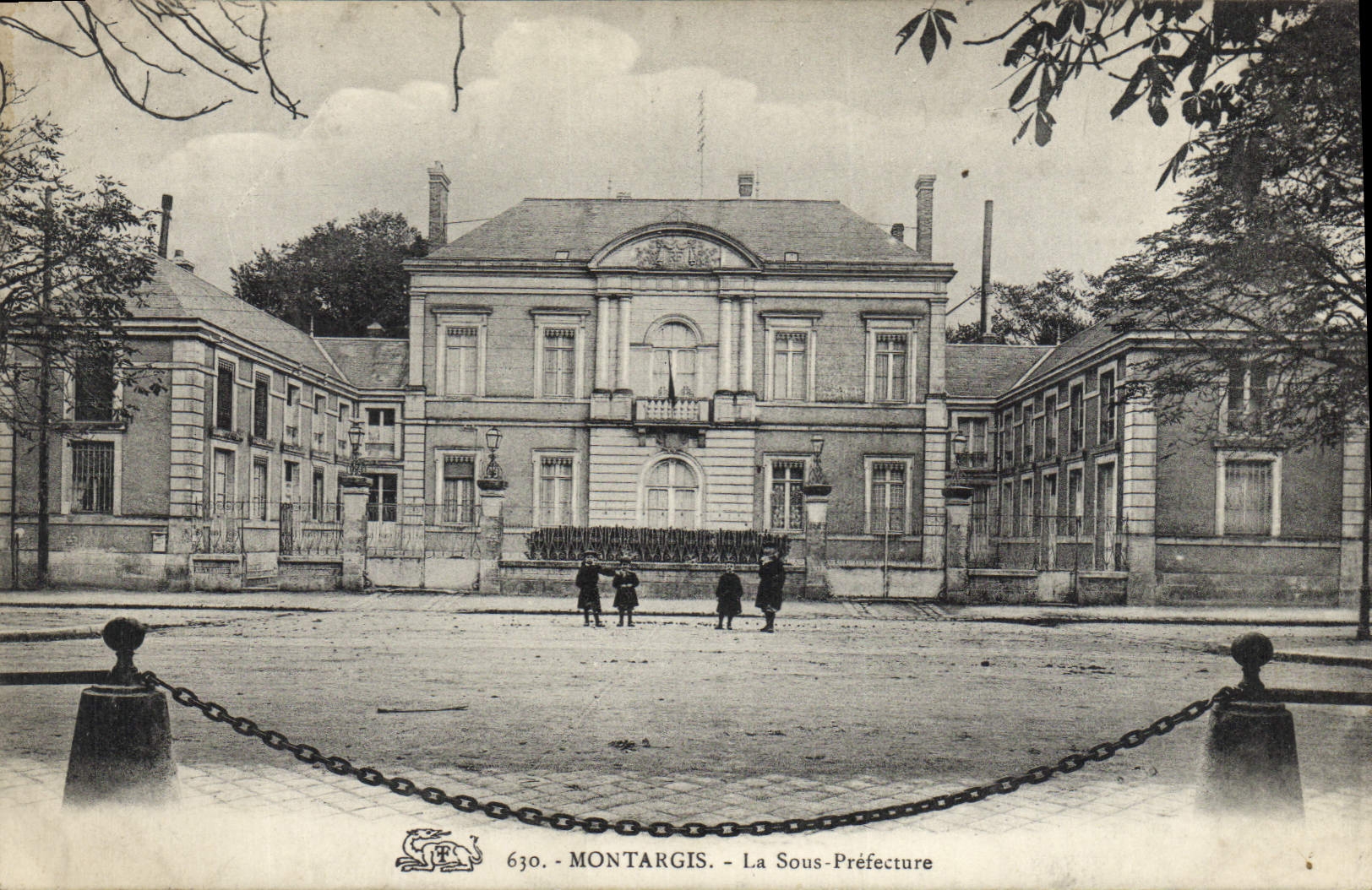 CPA Montargis La Sous Prefecture 