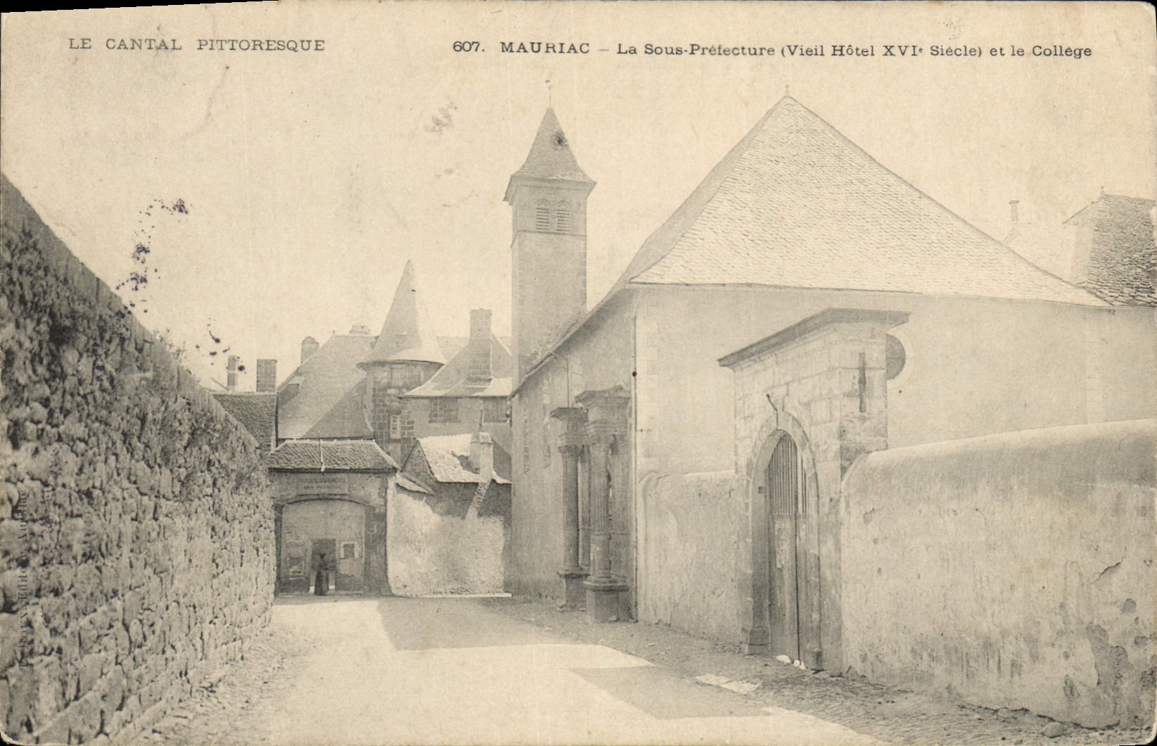 CPA Mauriac La Sous Prefecture Viel Hotel et le college