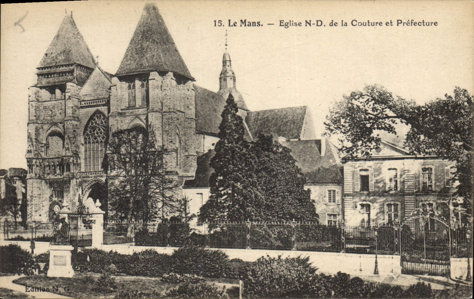 CPA Le Mans Eglise ND de la Couture et Prefecture 