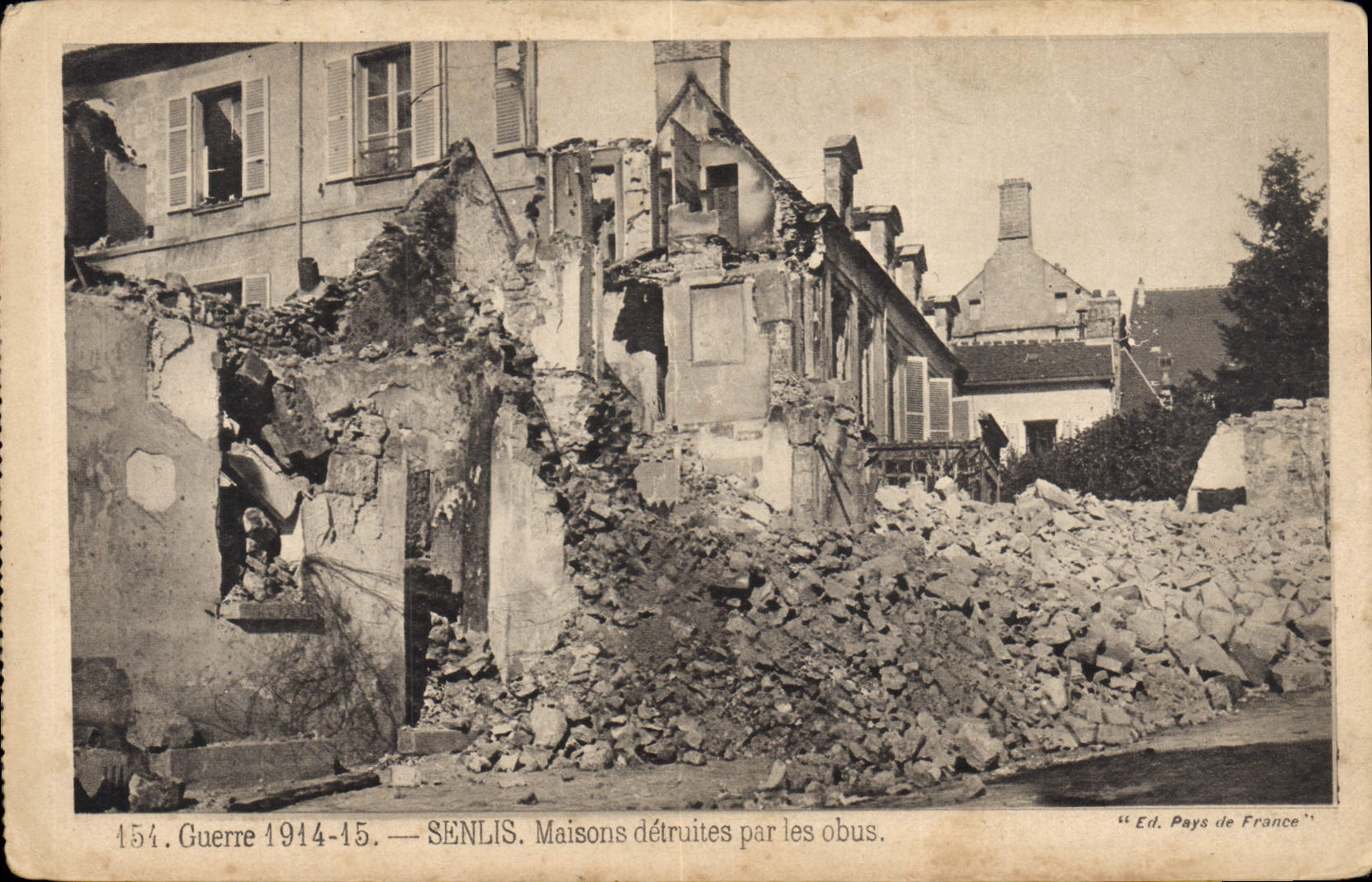 CPA Militaria Senlis Maisons detruites par les obus 