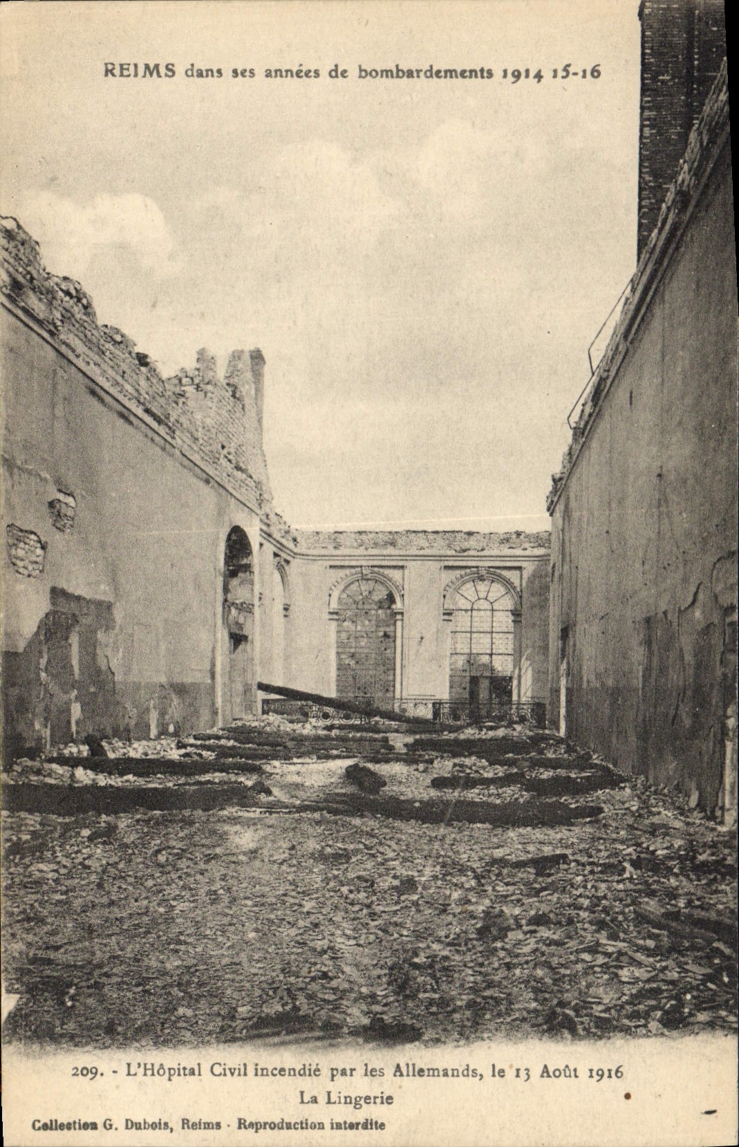 CPA Militaria Reims L'Hopital civil incendie par les Allemands La lingerie 