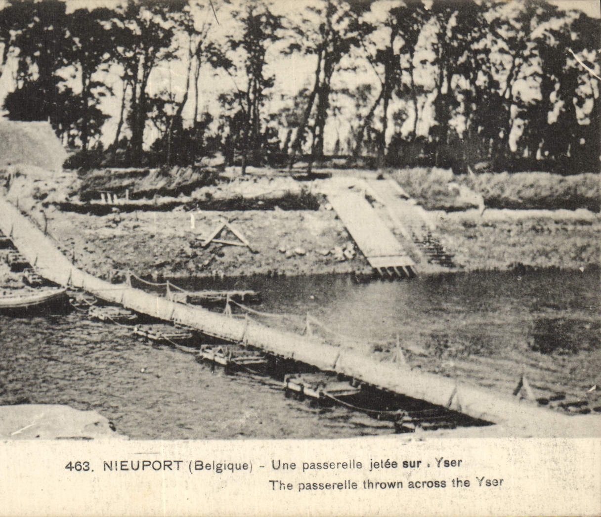 CPA Militaria Nieuport Une passerelle jette sur l'Yser
