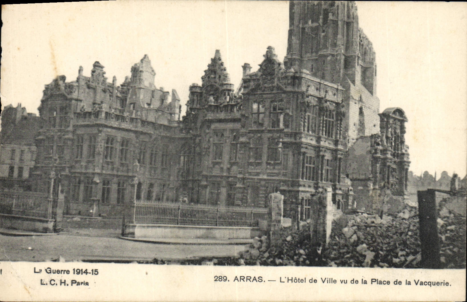 CPA Militaria Arras L'hotel de ville vue de la place de la Vacquerie