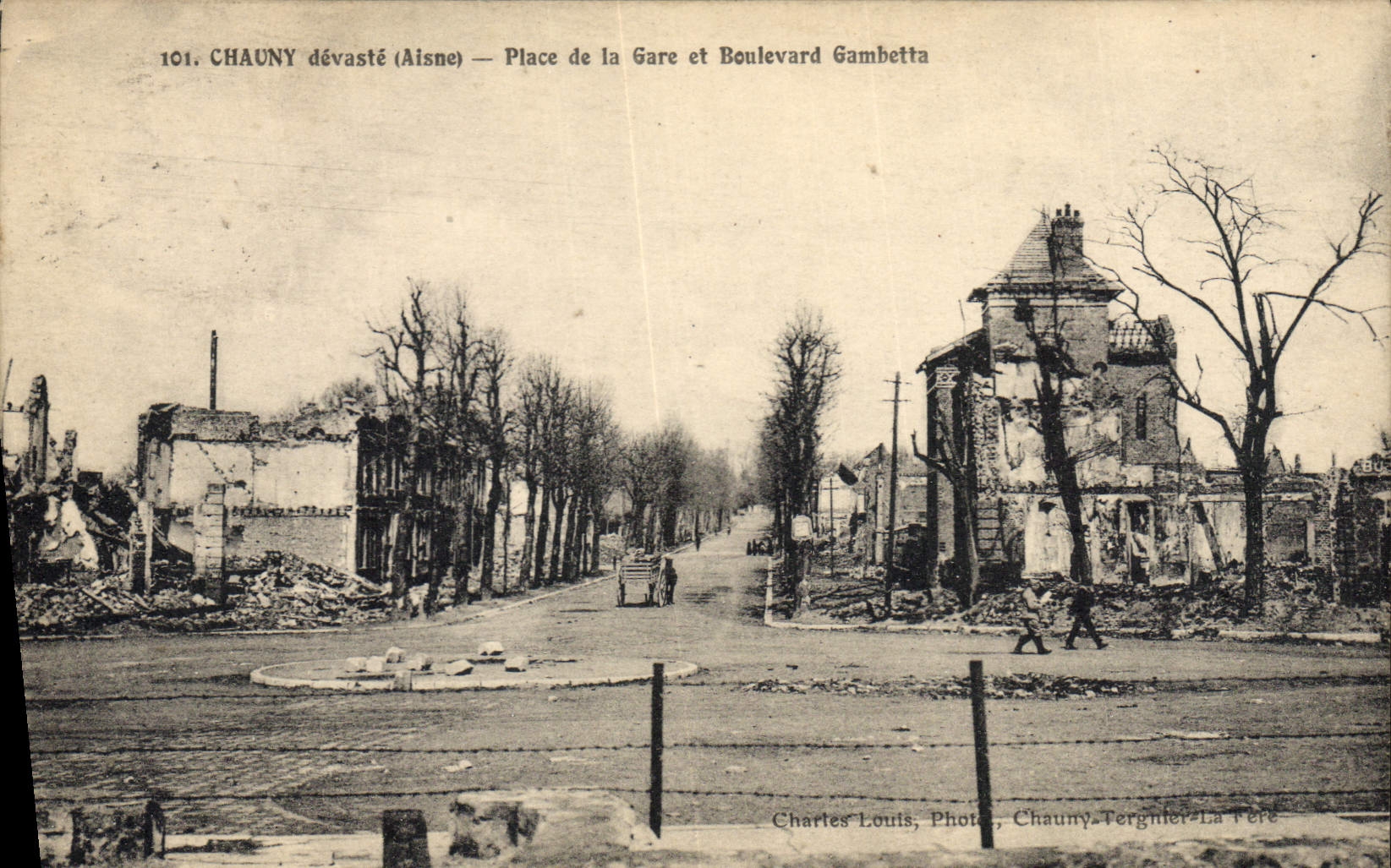 CPA Militaria Chauny Place de la Gare et boulevard Gambetta