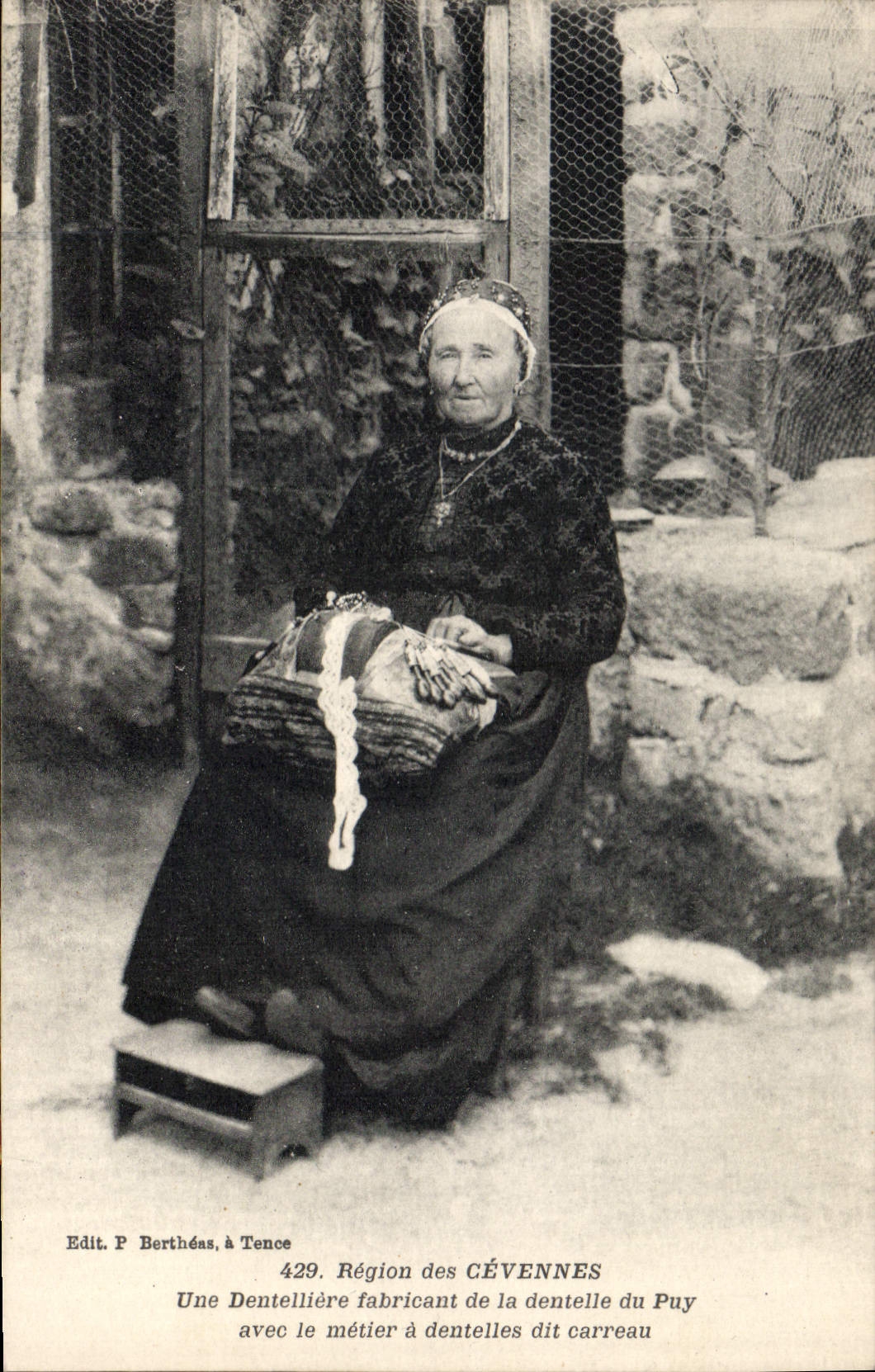 CPA Folklore Region des Cevennes Une dentelliere fabricant de la dentelle du Puy avec le metier a de