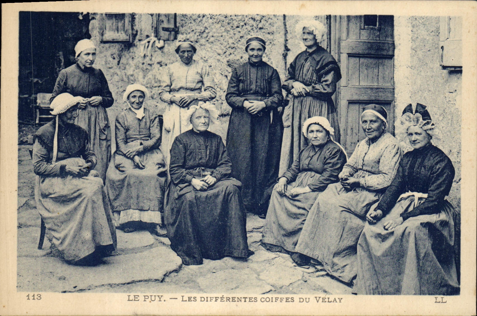 CPA Folklore Le Puy Les differentes coiffes du Velay