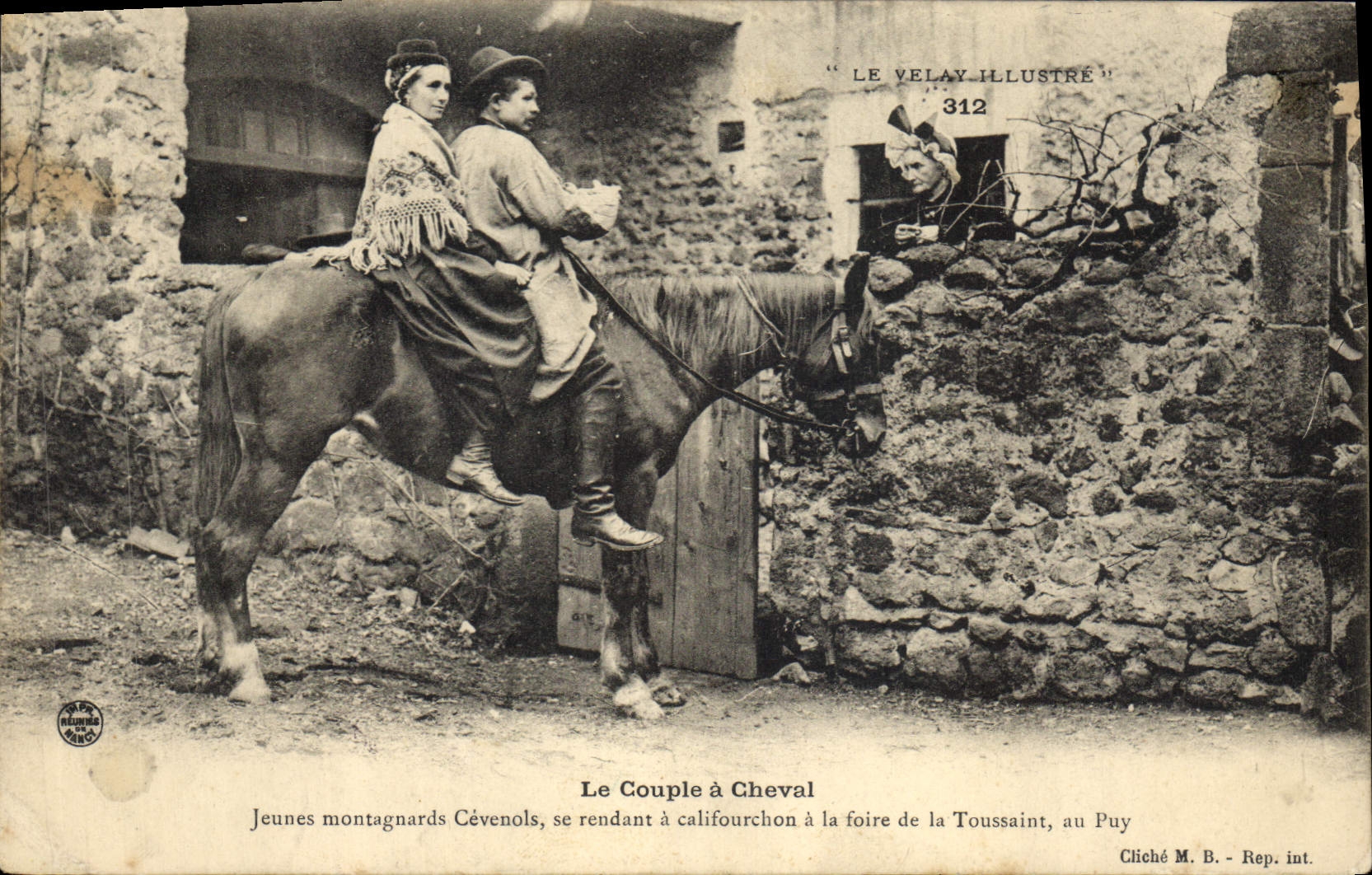 CPA Folklore Le couple a cheval Jeunes montagnards Cevenols se rendant a califourchon a la foire de 