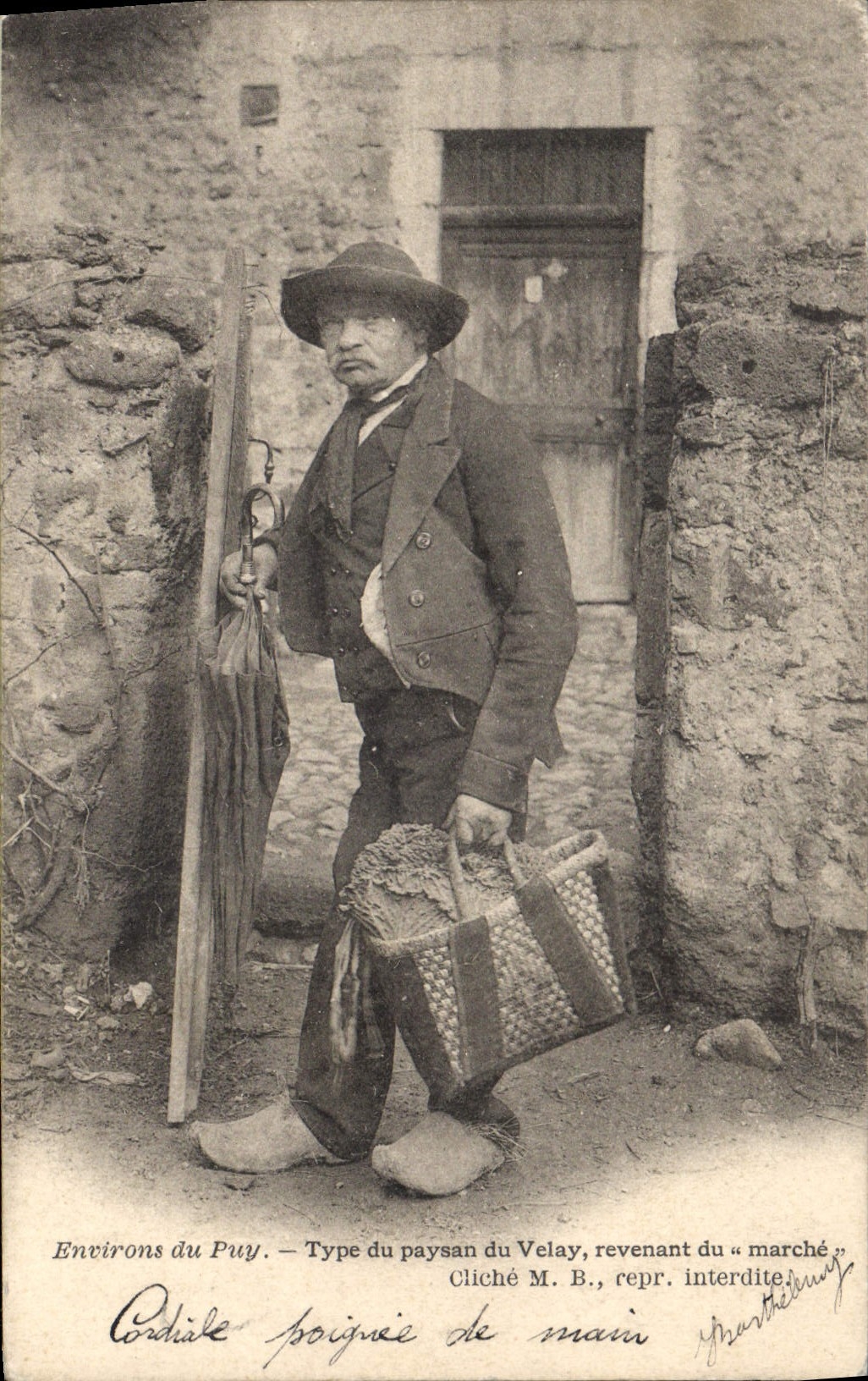 CPA Folklore Environs du Puy Type de paysan du Velay revenant du marche