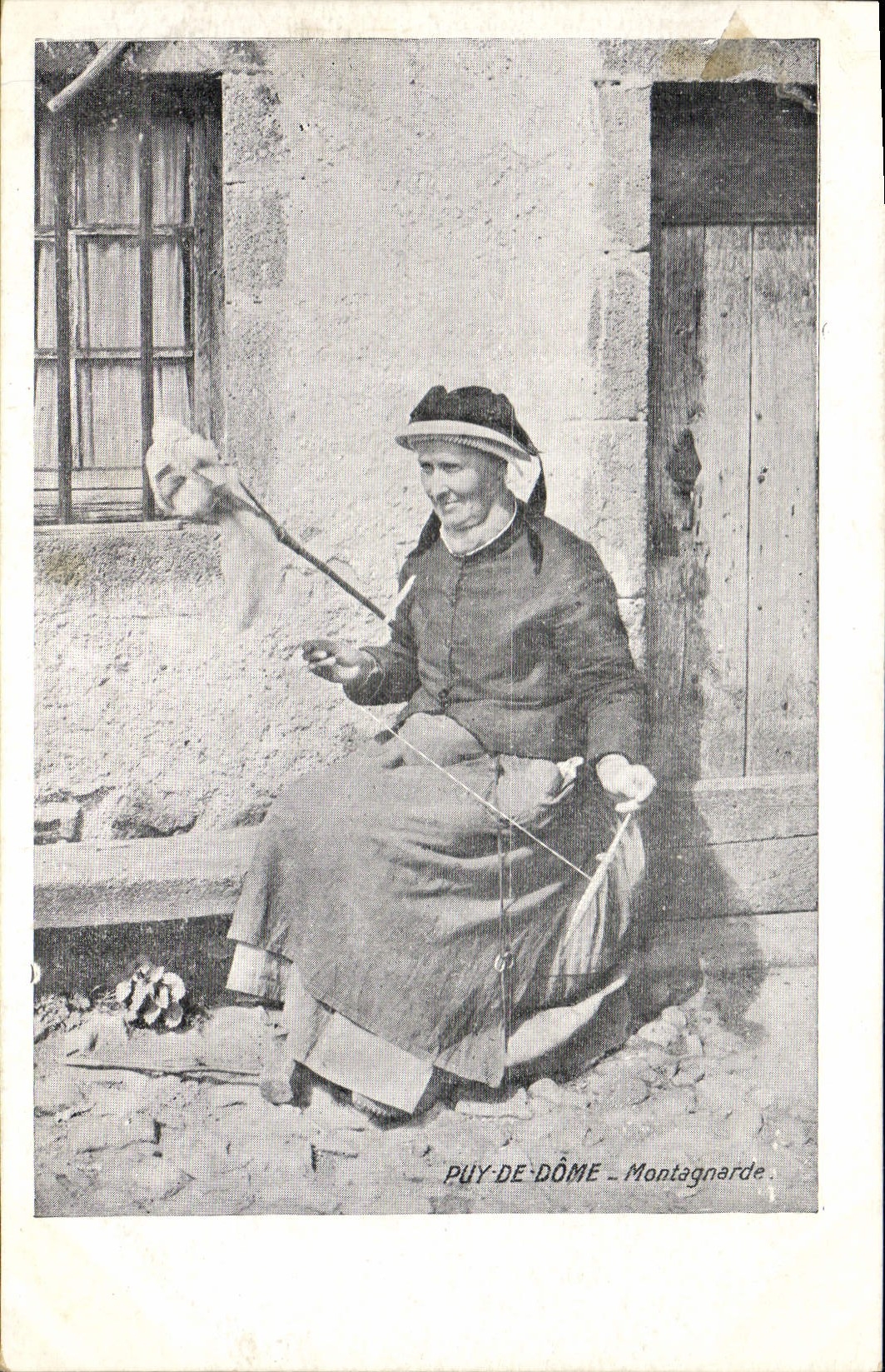 CPA Folklore Puy de Dome Montagnarde