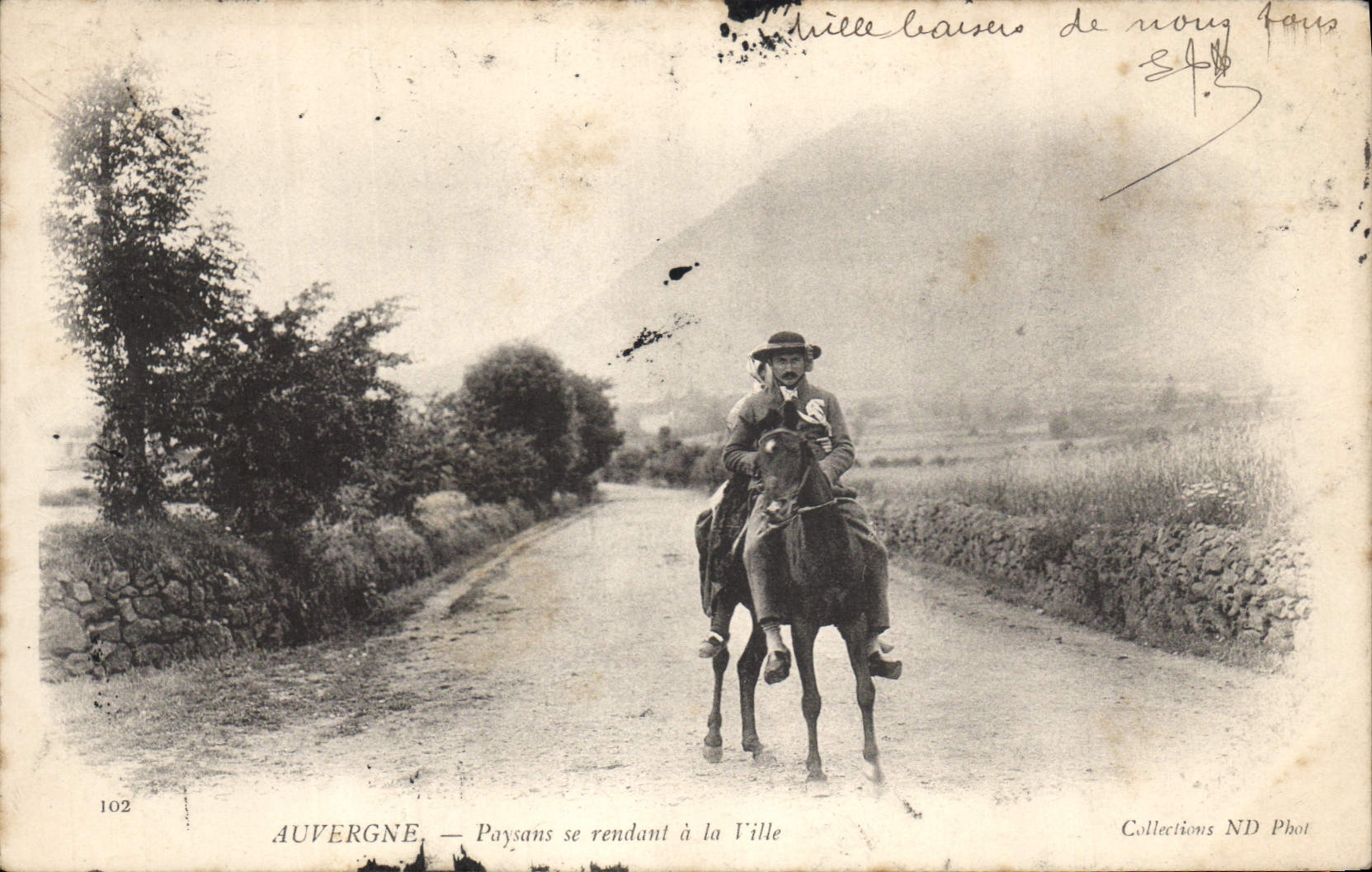 CPA Folklore Auvergne Paysans se rendant a la ville 