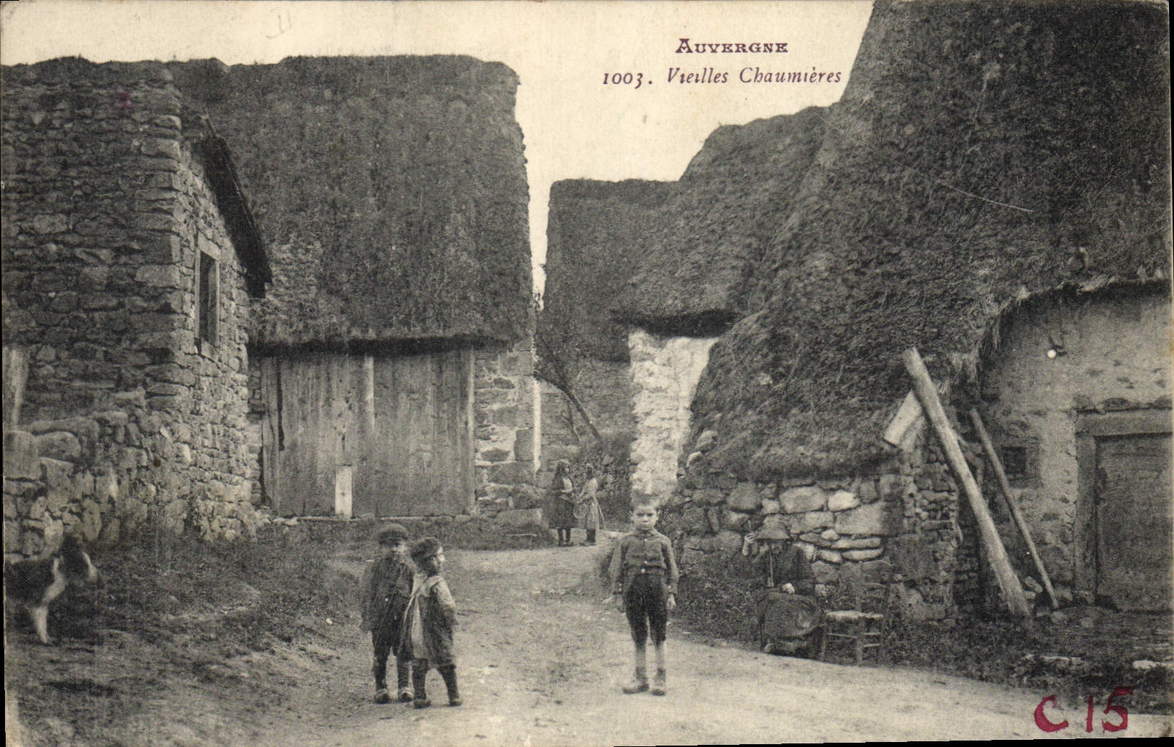 CPA Folklore Auvergne Vieilles chaumieres 