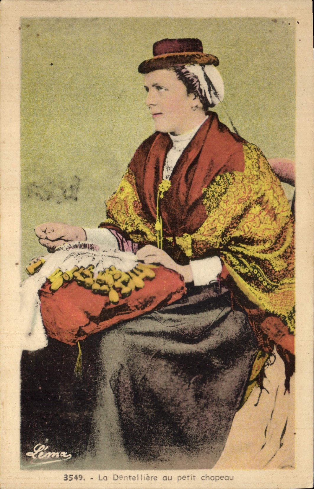CPA Folklore La dentelliere au petit chapeau